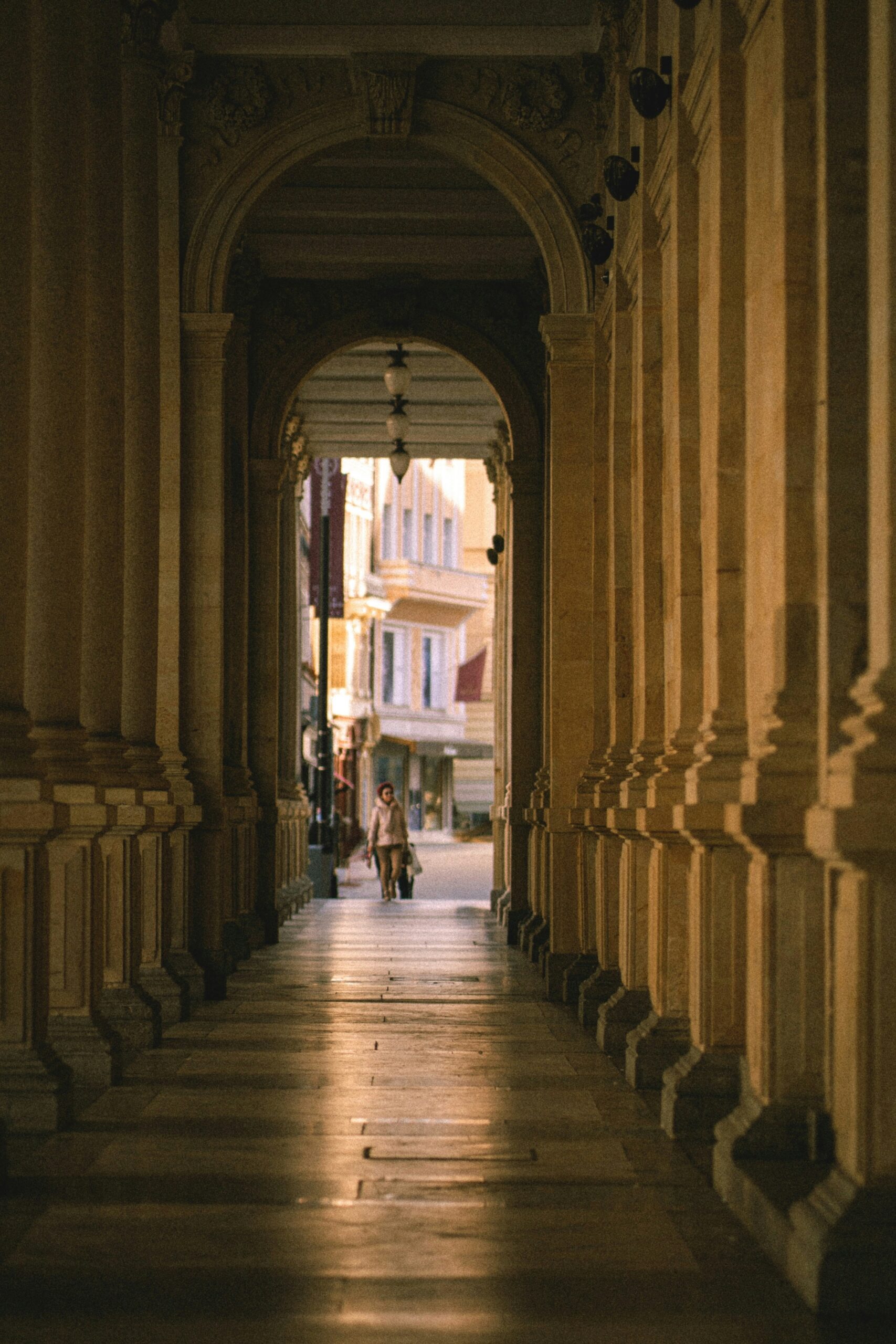 Karlovy Vary renkli binalar ve nehir kıyısı