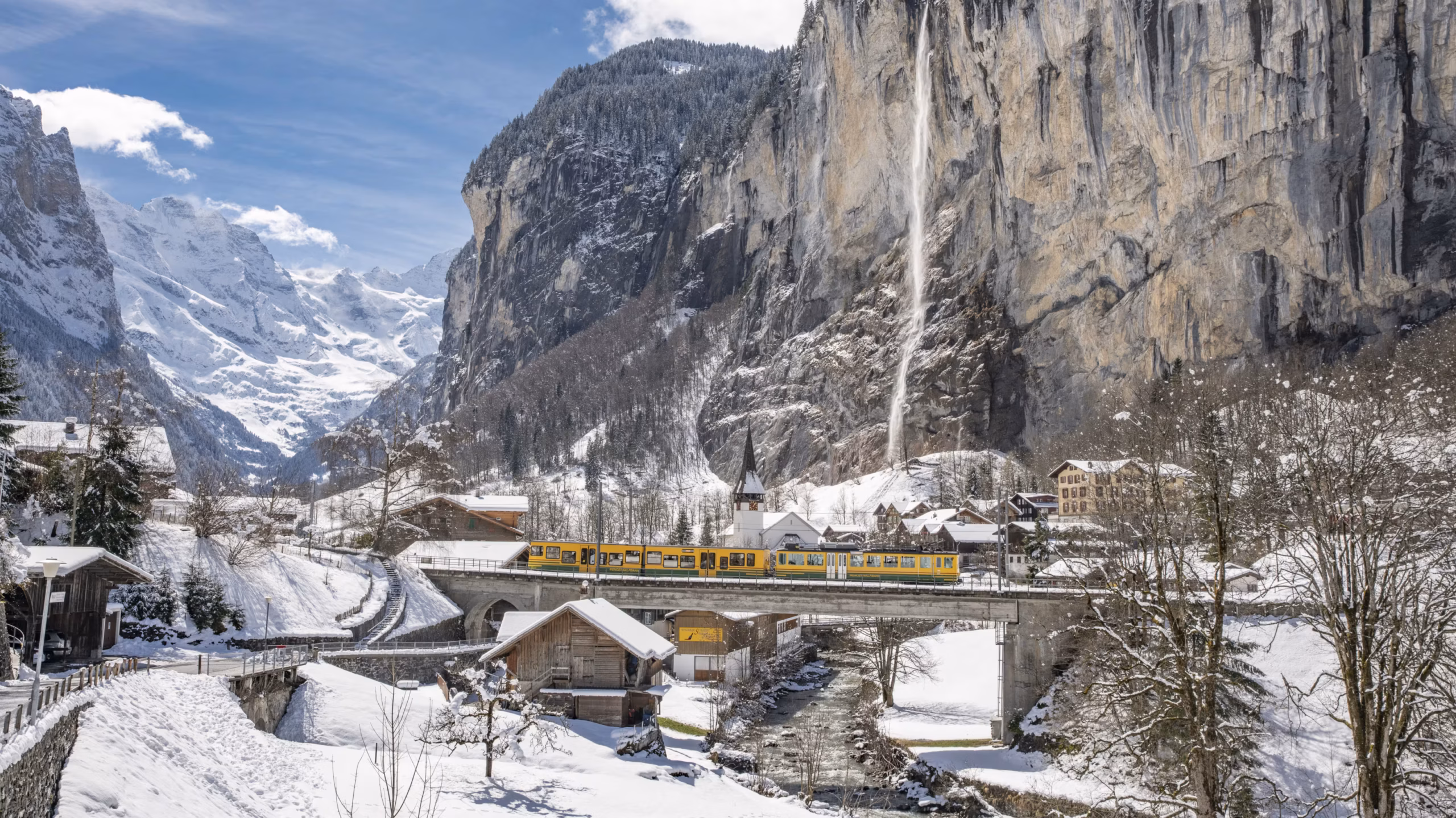 Lauterbrunnen vadisinde tren hattı ve şelale manzarası