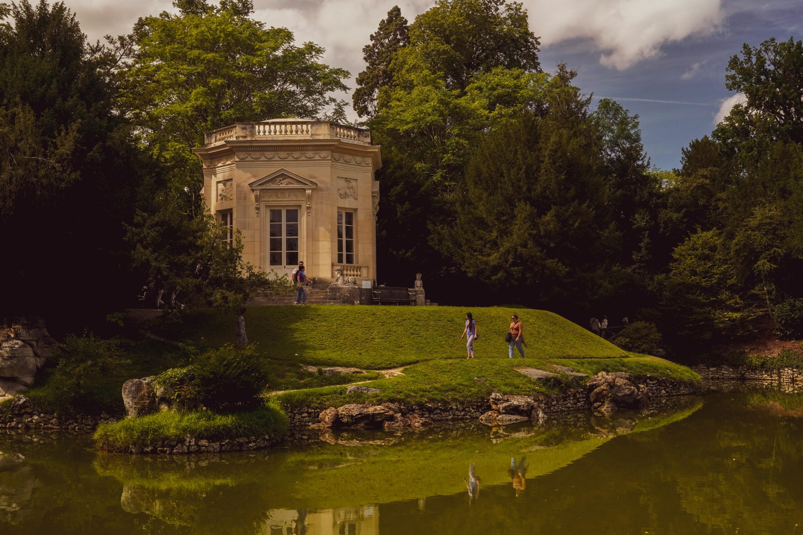 Versailles bahçelerinde göletler ve altın heykeller