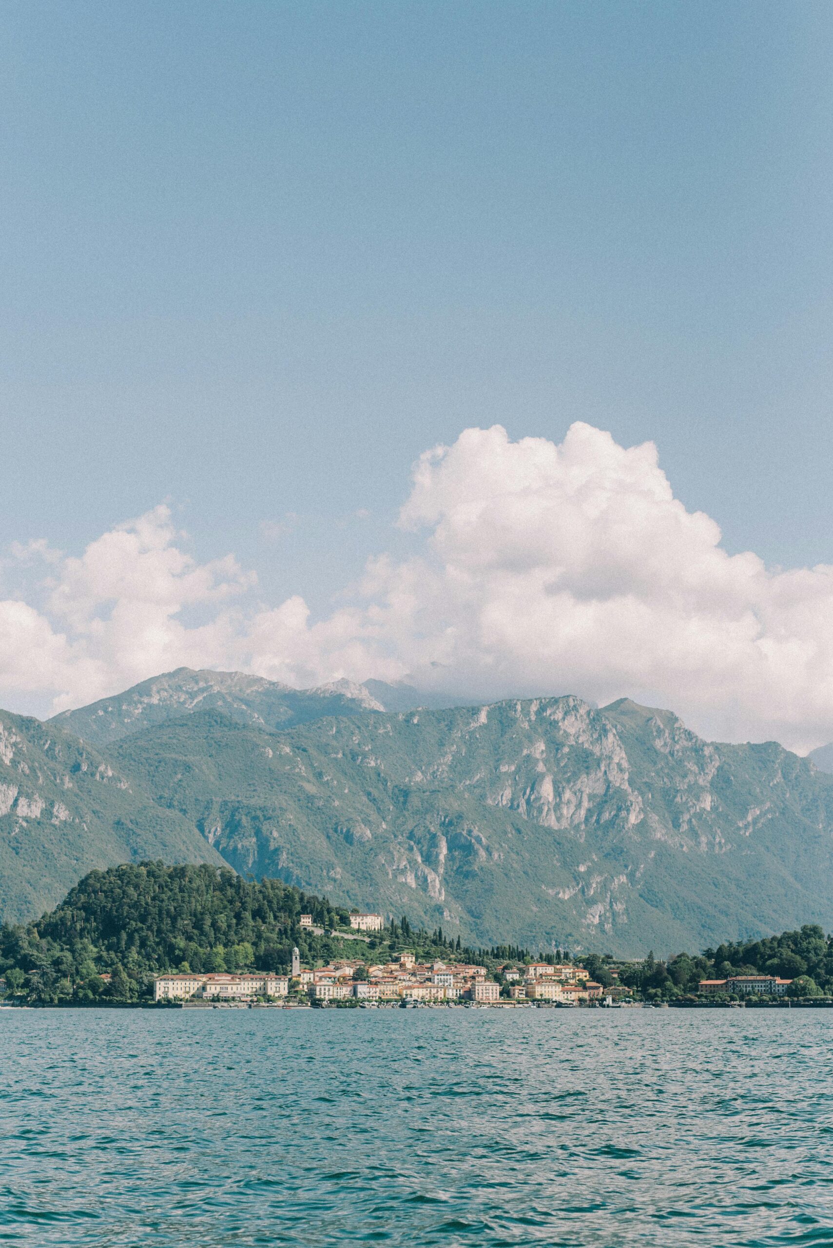 Como Gölü kıyısında şehir ve marina manzarası