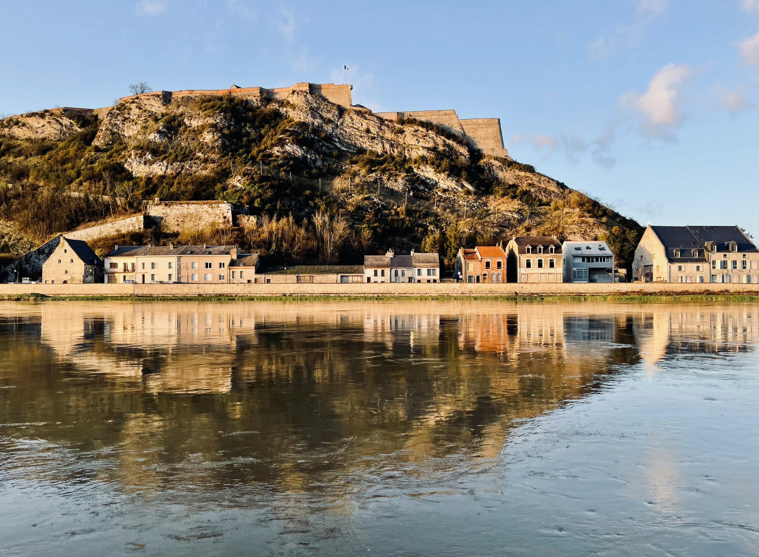 Givet ve çevresinde nehir manzaralı sahil yerleşimi