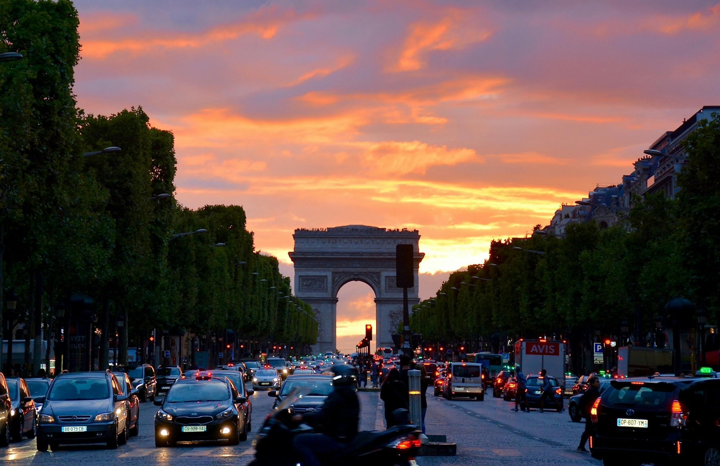 Paris’te Arc de Triomphe ve şehir trafiği manzarası
