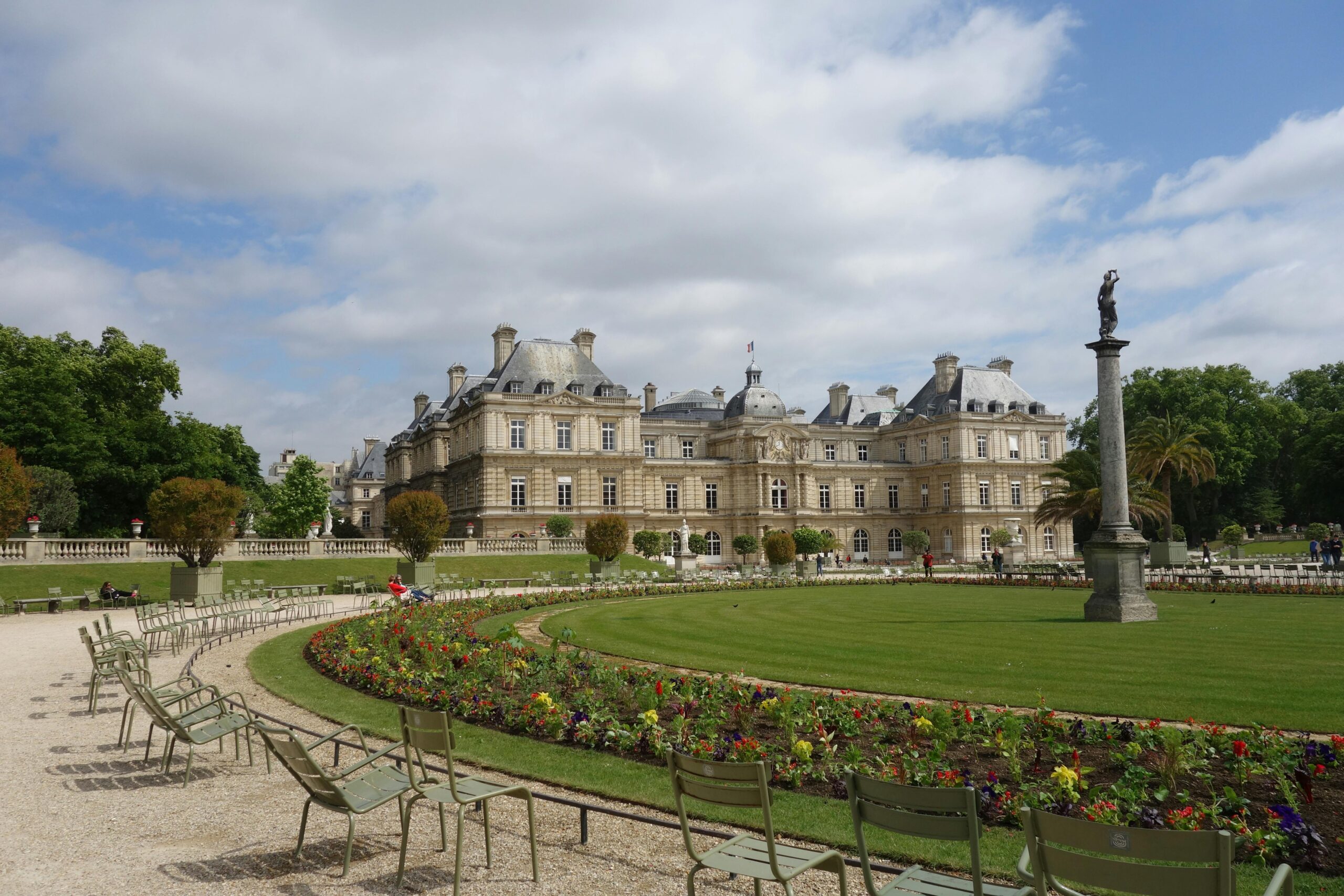 Paris sokaklarında keyifli yürüyüş atmosferi