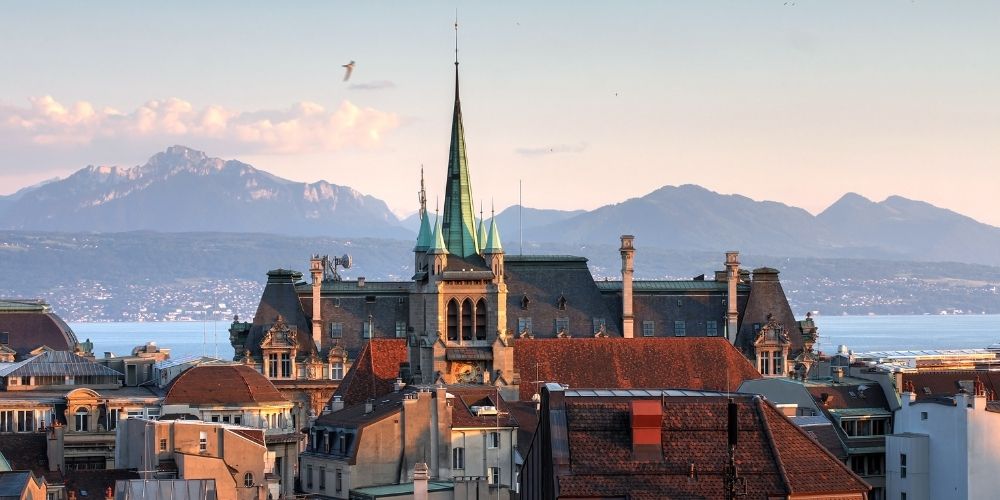 Lozan şehir merkezinden tarihi yapı ve göl manzarası
