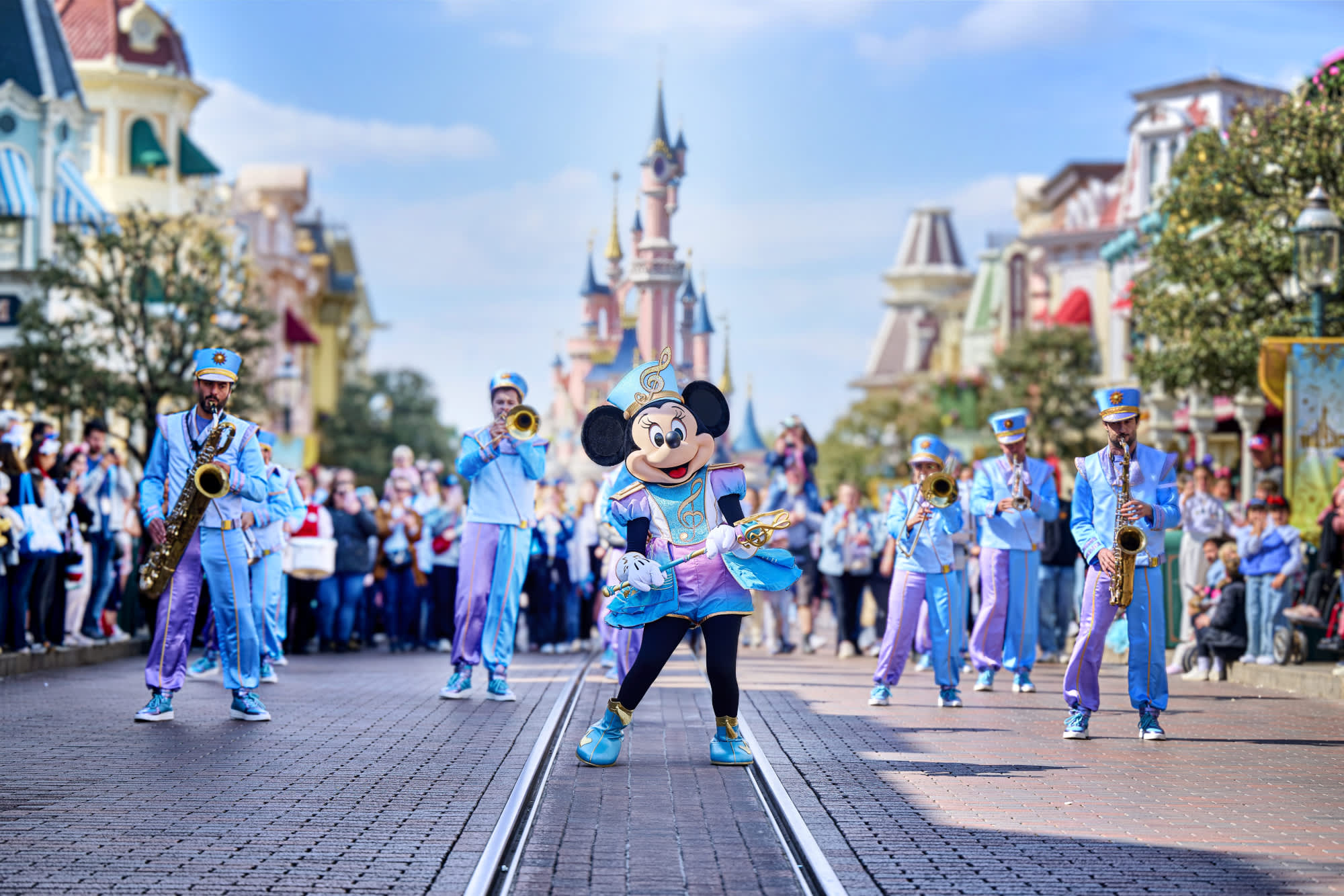 Disneyland Paris’te renkli geçit töreni ve eğlenceli atmosfer