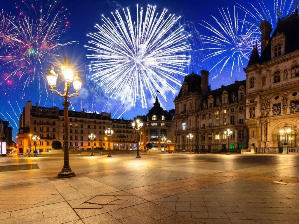 Paris’te yılbaşı havai fişek gösterileri