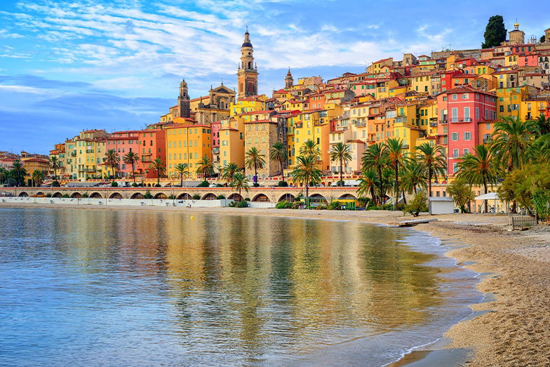 Nice sahil şeridi ve palmiyeler