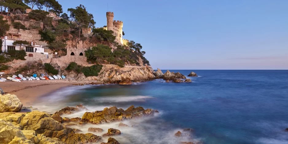 Kayalık koyda turkuaz deniz ve kumsal manzarası