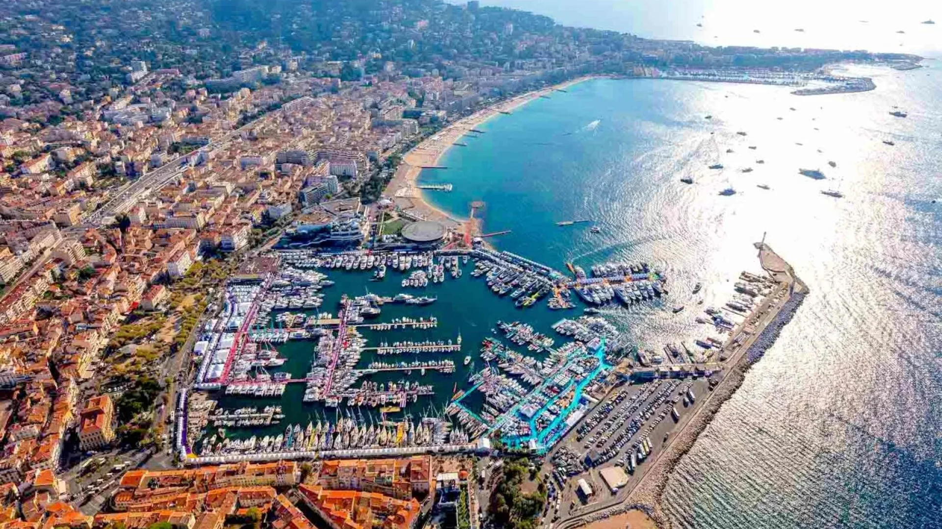 Cannes limanı ve yatlar ile Akdeniz manzarası