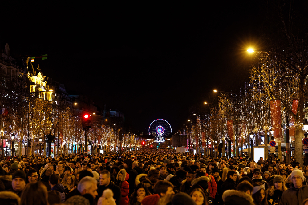 Seine Nehri kıyısında akşam ışıkları