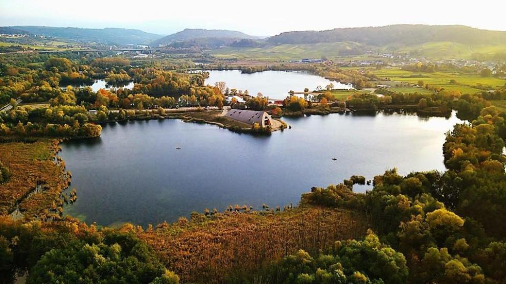 Schengen Meydanı, Avrupa bayrakları ve anıtlar