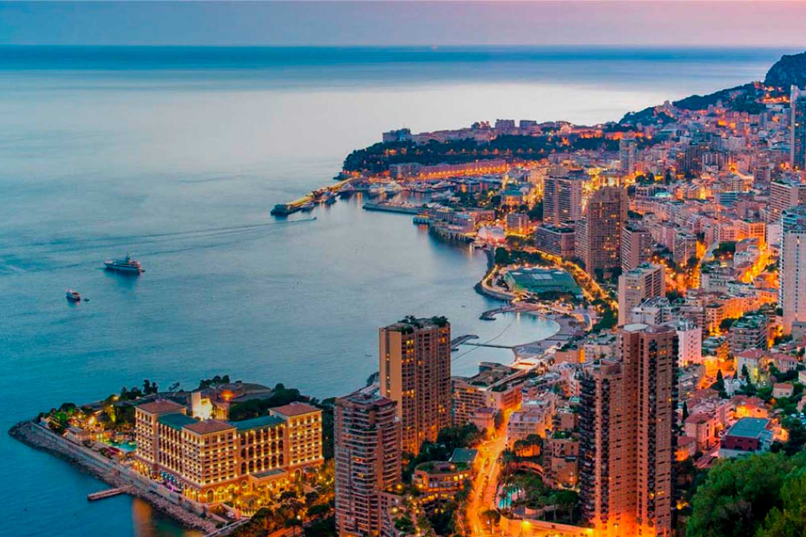 Monaco ve Monte Carlo panoramik şehir manzarası
