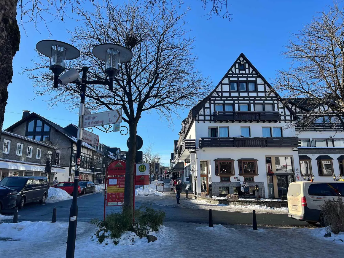 Winterberg’de karla kaplı orman yürüyüş rotası